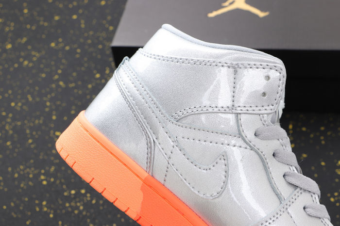 Women's AJ 1 Mid Retro Classics Shoes 555112-006