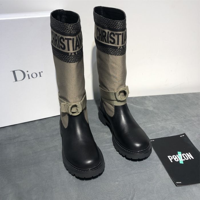 2020Dior Dior autumn and winter new product one-step knight army boots 👒Fashion and trend coexist ⚡Imported calfskin with technical embroidered fabric〽The original version is customized one by one, not ordinary flying fabrics, the price is several times different, and those who understand the goods will know at a glance Fabric: Imported calfskin/technical fabric Inside: water dyed sheepskin Outsole: Original TPU outsole Bottom thickness: heel 3cm forefoot 1.5cm