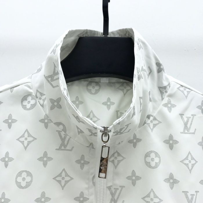Super quality Louis Vuitton has a bold and bold style that makes your chic, effortless look great for both men and women