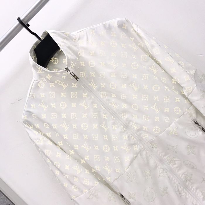 Super quality Louis Vuitton has a bold and bold style that makes your chic, effortless look great for both men and women