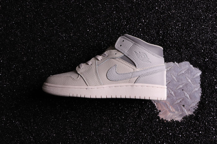 Women's AJ 1 Mid Retro Classics Shoes 554724-053