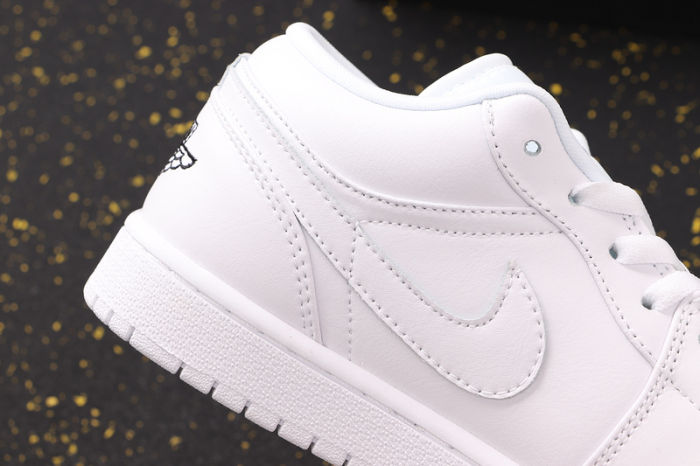 AJ 1 Low Retro Classics Shoes 553560-101