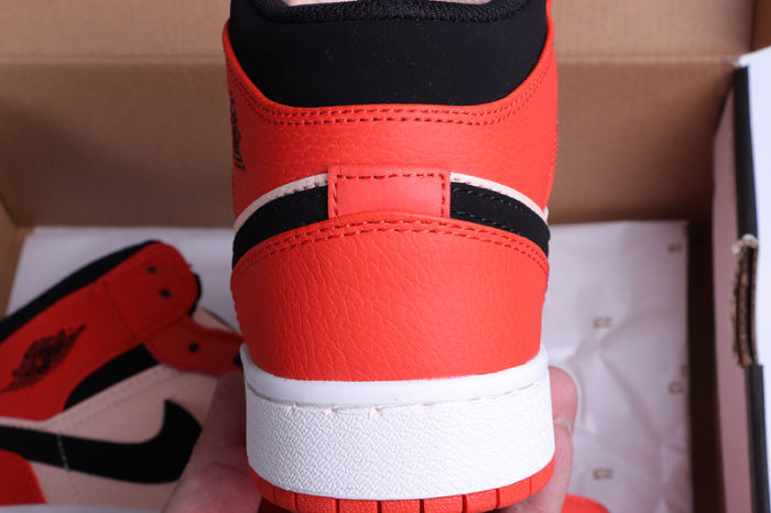 Women's AJ 1 Mid Retro Classics Shoes BQ6472-001