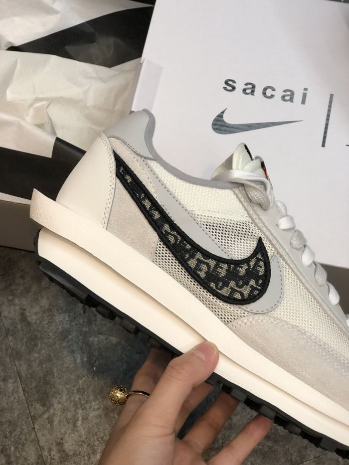 Nike combined with Dior's logo inspiration to join the three-way co branded shoes of sacai ✘ Nike LDV waffle daybreak