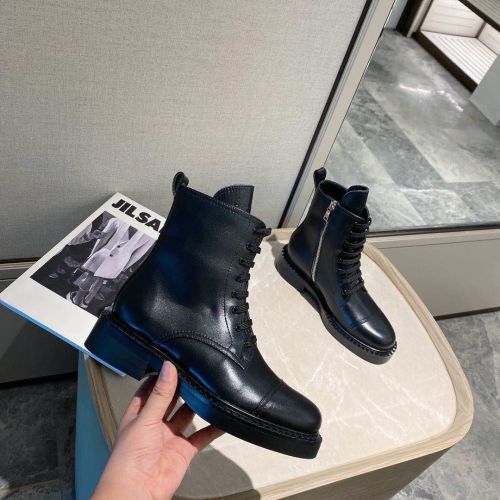 PRADA top version Martin boots, comfortable and elegant to wear. The original 1:1 replica. Outsole is made of non-slip and wear-resistant rubber. Fabric: imported explosion-proof cracked edge beaded patent leather calfskin. The inner is imported mixed sheepskin. The heel is about 6cm high. Original packaging
