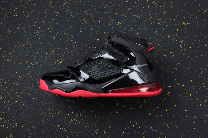 AJ270 Retro Classics Shoes CD7070-006
