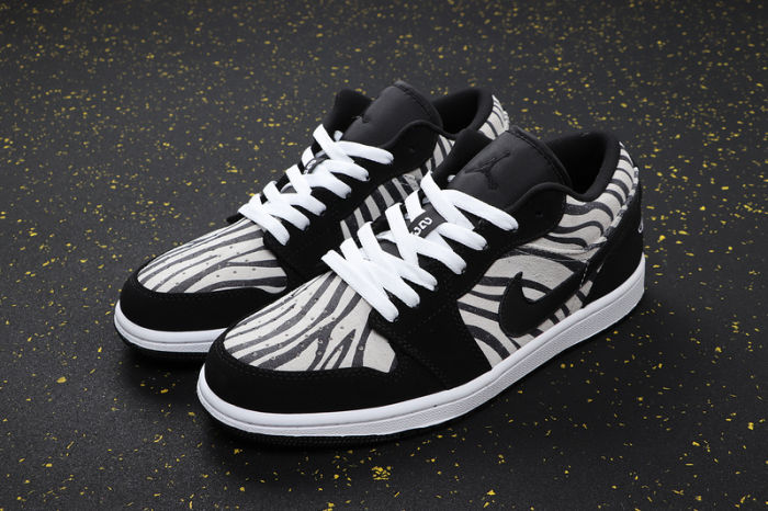 AJ 1 Low Retro Classics Shoes 553560-057