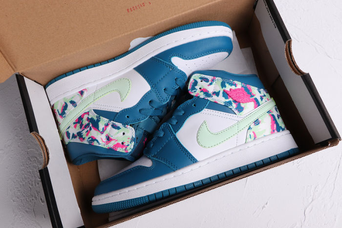 Women's AJ 1 Mid Retro Classics Shoes 555112-300