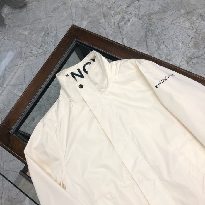 The latest jacket of Balenciaga's 2020 counter is imported fabrics, personalized multi-standard elements, wearing spirit, fashion trend, super good version, full of tide, original hardware, high-end customization, no matter the fabric version, it is perfect. A must-have item for high-end people. M-3XL