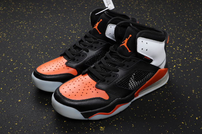 AJ270 Retro Classics Shoes CD7070-008
