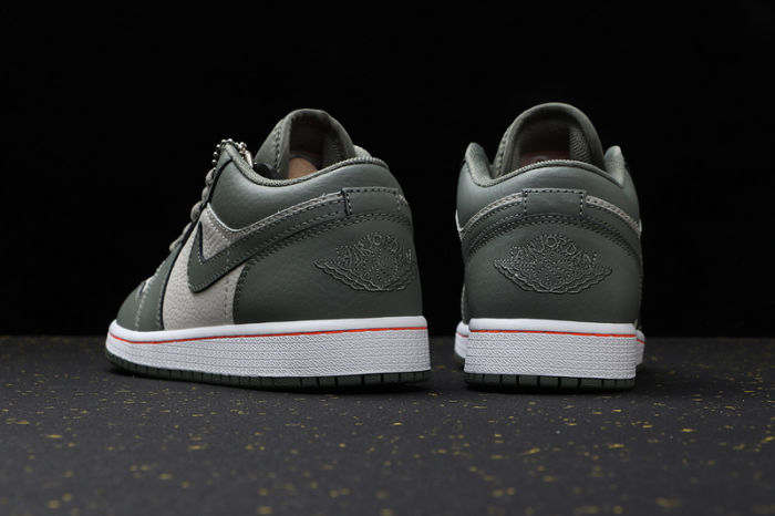 AJ 1 Low Retro Classics Shoes 553560-121