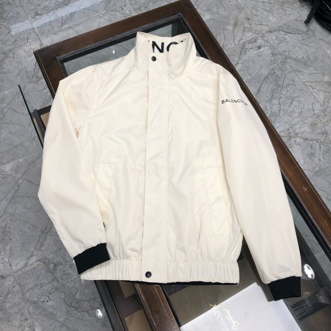 The latest jacket of Balenciaga's 2020 counter is imported fabrics, personalized multi-standard elements, wearing spirit, fashion trend, super good version, full of tide, original hardware, high-end customization, no matter the fabric version, it is perfect. A must-have item for high-end people. M-3XL