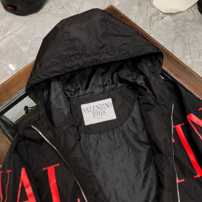 Valentino's latest blockbuster item in 2020, hooded waterproof jacket! Using imported fabrics, windproof and waterproof, the upper body is very cool and stylish! Very vertical, super three-dimensional, and excellent upper body effect! Understated luxury