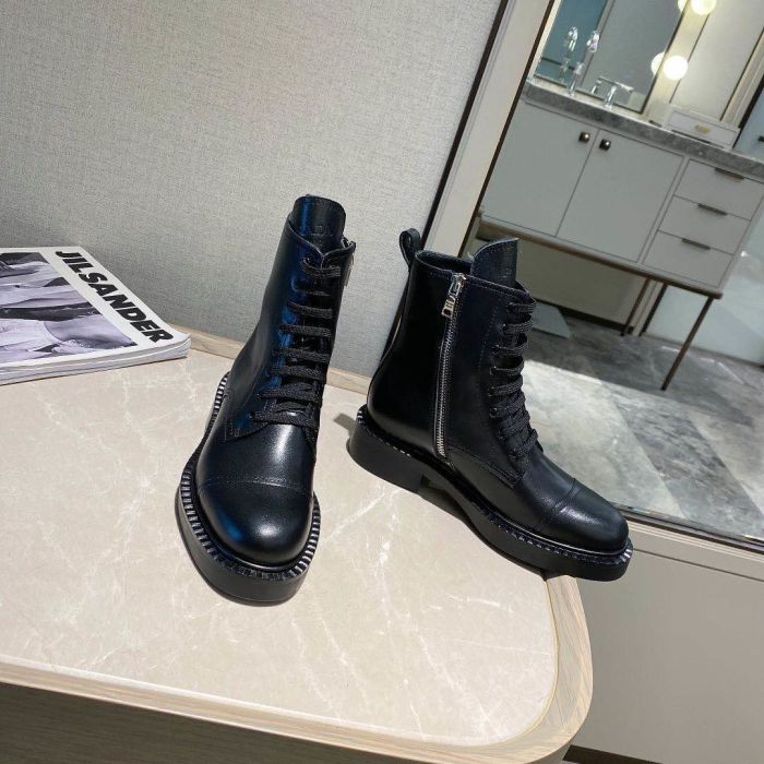 PRADA top version Martin boots, comfortable and elegant to wear. The original 1:1 replica. Outsole is made of non-slip and wear-resistant rubber. Fabric: imported explosion-proof cracked edge beaded patent leather calfskin. The inner is imported mixed sheepskin. The heel is about 6cm high. Original packaging