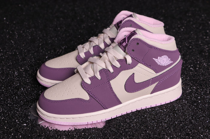 Women's AJ 1 Mid Retro Classics Shoes 555112-500