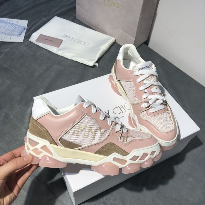 In 2020, the JC Sports Department will bring a series of luxurious, charming, hand-made and stunning works  Noble Series , injecting unlimited creativity and details into this season's design.  The most eye-catching, most charming pair of shoes 👡, uses an unexpected new way to shine.  The fabric is selected from imported cowhide material combined with sequins to bring a luxurious and exquisite look. The exaggerated outsole shape creates just the right sense of modernity. ! The design is casual and easy to