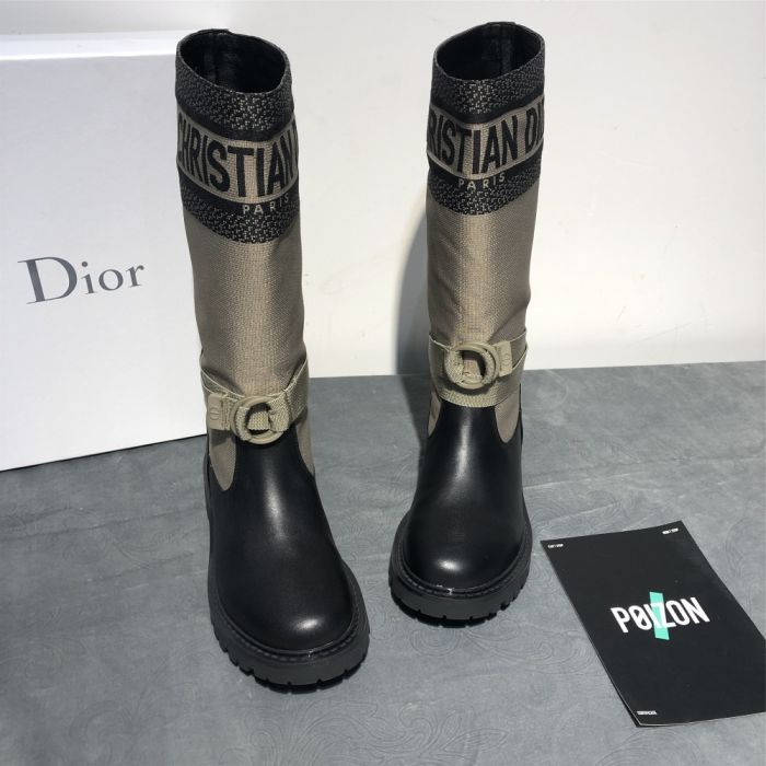 2020Dior Dior autumn and winter new product one-step knight army boots 👒Fashion and trend coexist ⚡Imported calfskin with technical embroidered fabric〽The original version is customized one by one, not ordinary flying fabrics, the price is several times different, and those who understand the goods will know at a glance Fabric: Imported calfskin/technical fabric Inside: water dyed sheepskin Outsole: Original TPU outsole Bottom thickness: heel 3cm forefoot 1.5cm