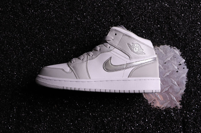 Women's AJ 1 Mid Retro Classics Shoes 9555112-012