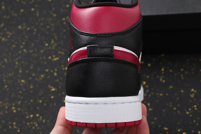 AJ 1 Mid Retro Classics Shoes 554724-066