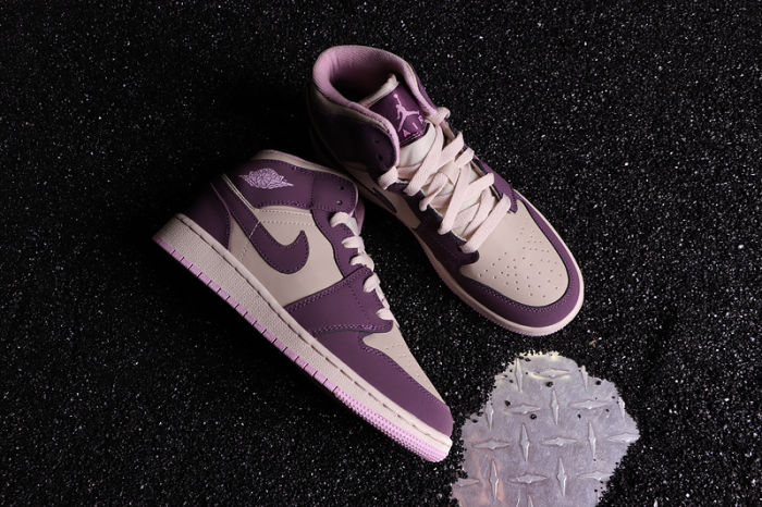 Women's AJ 1 Mid Retro Classics Shoes 555112-500