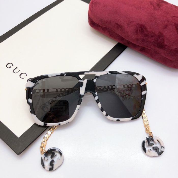 Gucci pendant double G sunglasses