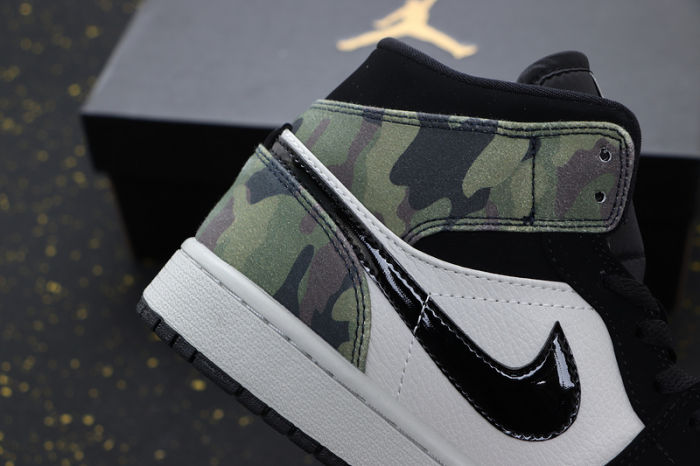 AJ 1 Mid Retro Classics Shoes CW5490-001