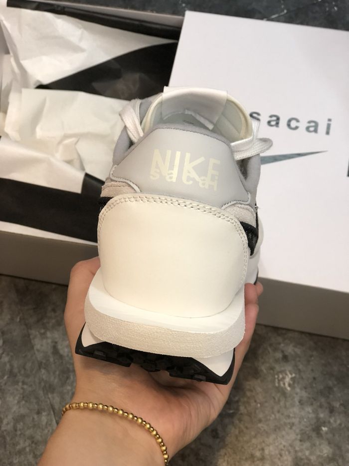 Nike combined with Dior's logo inspiration to join the three-way co branded shoes of sacai ✘ Nike LDV waffle daybreak