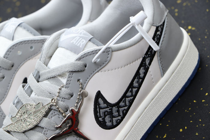 AJ 1 Low Retro Classics Shoes 553668-998