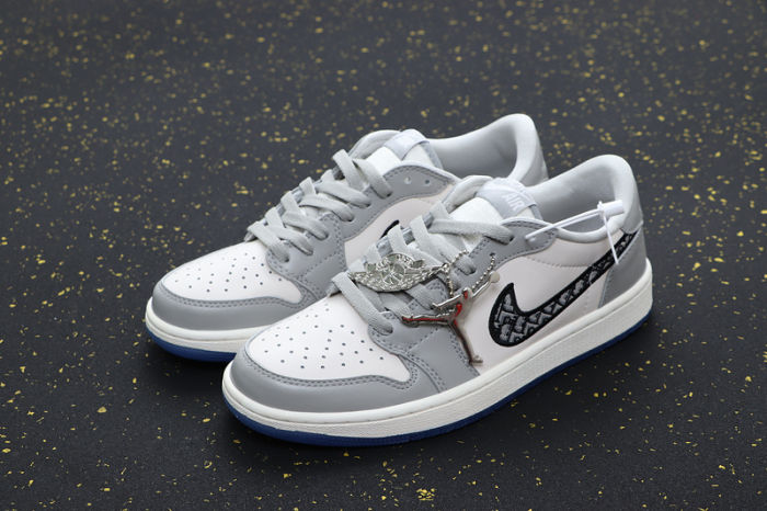 AJ 1 Low Retro Classics Shoes 553668-998