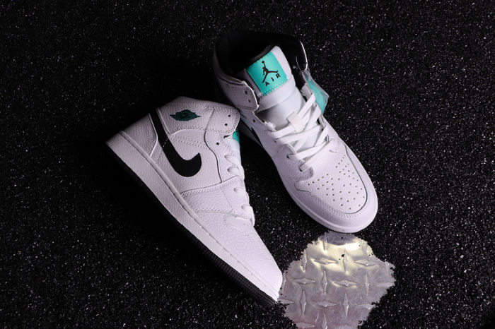 Women's AJ 1 Mid Retro Classics Shoes 554724-122