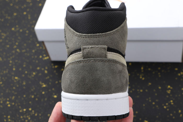 AJ 1 Mid Retro Classics Shoes BQ6472-030