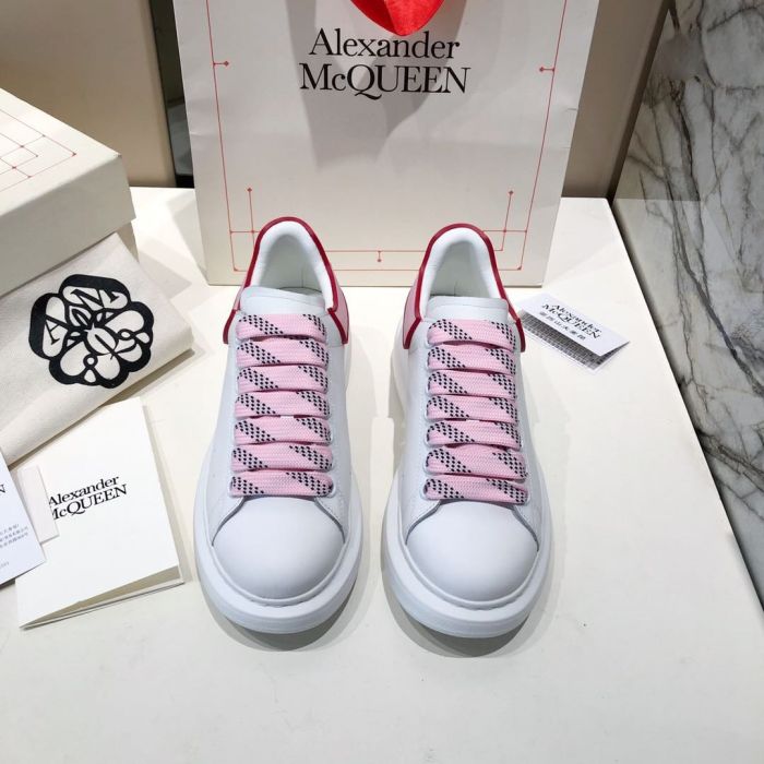 [Rose] The new product counters for fall/winter 2020 are synchronized with AlexanderMcQUEEN male. Lesbian McQueen [rose] new color outsole and new leather color [rose] white shoes, shop purchase original 1⃣️:1⃣️Create: new last shape, new silk imported cowhide fabric exactly like the original, new silk imported Sheepskin feet + silk imported sheepskin, new mold and new letter outsole label, new full package beige [rose]