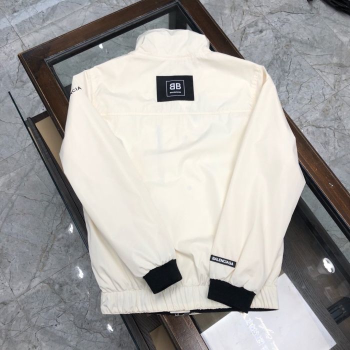 The latest jacket of Balenciaga's 2020 counter is imported fabrics, personalized multi-standard elements, wearing spirit, fashion trend, super good version, full of tide, original hardware, high-end customization, no matter the fabric version, it is perfect. A must-have item for high-end people. M-3XL