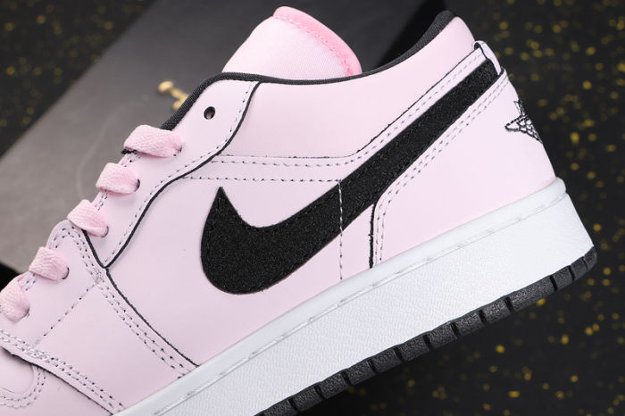Women's AJ 1 Low Retro Classics Shoes 555112-601