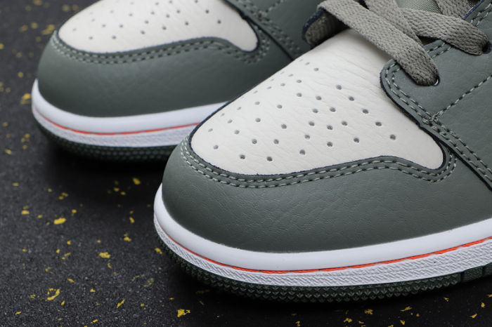AJ 1 Low Retro Classics Shoes 553560-121