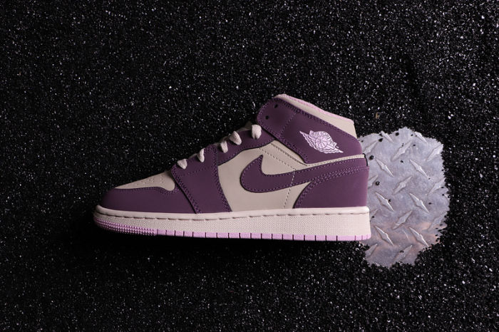 Women's AJ 1 Mid Retro Classics Shoes 555112-500