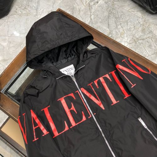 Valentino's latest blockbuster item in 2020, hooded waterproof jacket! Using imported fabrics, windproof and waterproof, the upper body is very cool and stylish! Very vertical, super three-dimensional, and excellent upper body effect! Understated luxury