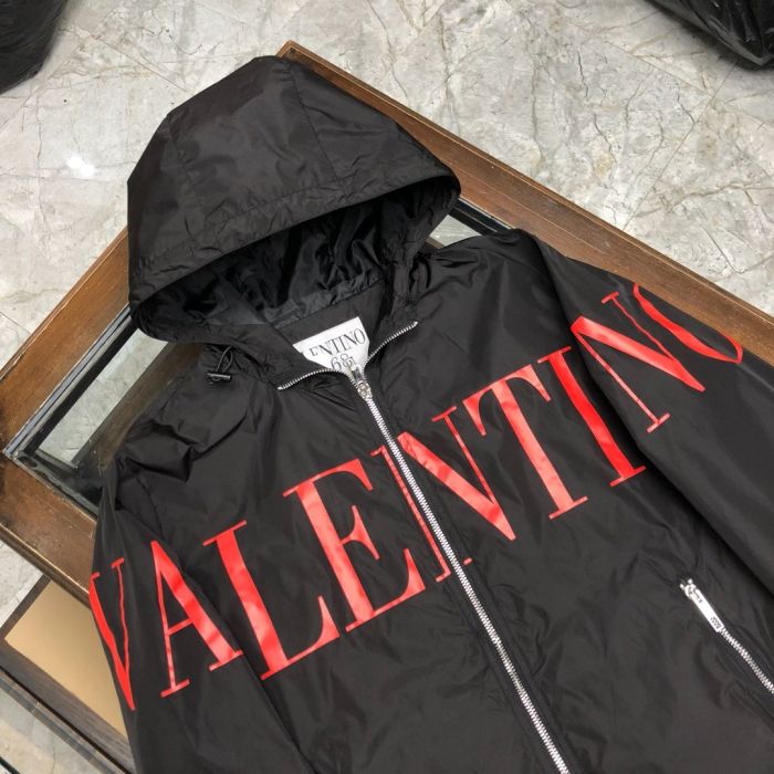 Valentino's latest blockbuster item in 2020, hooded waterproof jacket! Using imported fabrics, windproof and waterproof, the upper body is very cool and stylish! Very vertical, super three-dimensional, and excellent upper body effect! Understated luxury