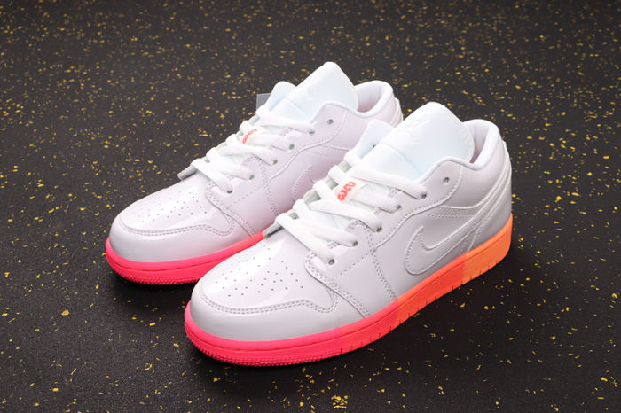 AJ 1 Low Retro Classics Shoes 553560-100