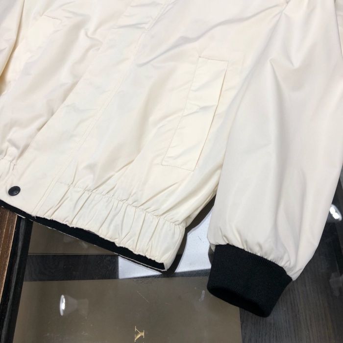 The latest jacket of Balenciaga's 2020 counter is imported fabrics, personalized multi-standard elements, wearing spirit, fashion trend, super good version, full of tide, original hardware, high-end customization, no matter the fabric version, it is perfect. A must-have item for high-end people. M-3XL