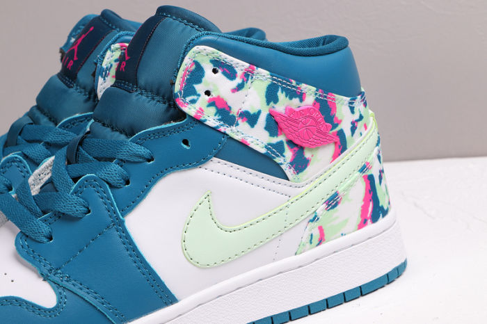 Women's AJ 1 Mid Retro Classics Shoes 555112-300