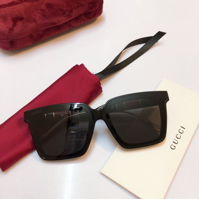 GUCCi sunglasses