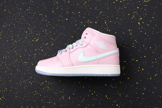 Women's AJ 1 Mid Retro Classics Shoes 555112-600