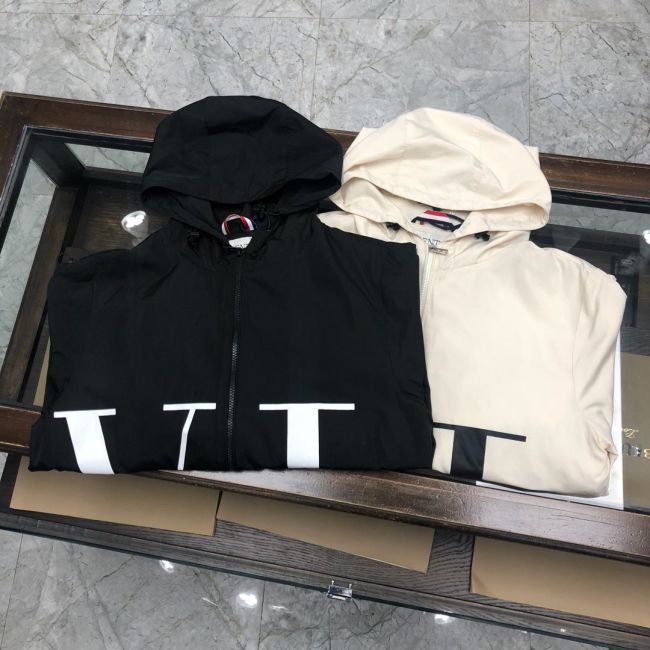 MONCLER&VALENTINO MONCLER&VALENTINO, counters original spring jackets, windbreakers, light and comfortable 🌹High-level orders, high-standard customization windproof, waterproof, fabric, upper body is very stylish 🍃popular letter design, trendy men’s heart! Customer-supplied hardware Each has a unique logo‼ Any fashion can be matched with real top order version is also very good. Slim version 🏆 highly recommended. Size: M-XXXL.