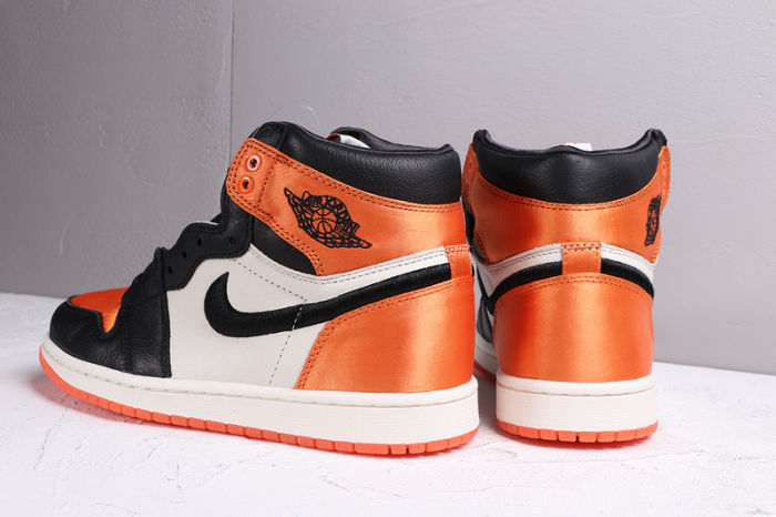 AJ 1 High Retro Classics Shoes AV3725-010