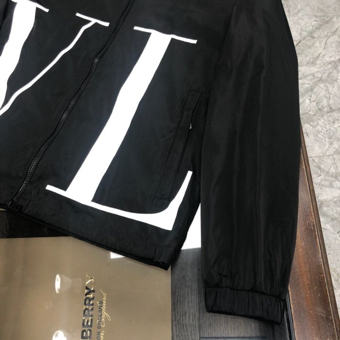 MONCLER&VALENTINO MONCLER&VALENTINO, counters original spring jackets, windbreakers, light and comfortable 🌹High-level orders, high-standard customization 　 windproof, waterproof, fabric, upper body is very stylish 🍃popular letter design, trendy men’s heart! Customer-supplied hardware Each has a unique logo‼ Any fashion can be matched with 　 real top order version is also very good. Slim version 🏆 highly recommended. Size: M-XXXL.