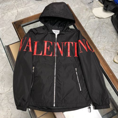 Valentino's latest blockbuster item in 2020, hooded waterproof jacket! Using imported fabrics, windproof and waterproof, the upper body is very cool and stylish! Very vertical, super three-dimensional, and excellent upper body effect! Understated luxury