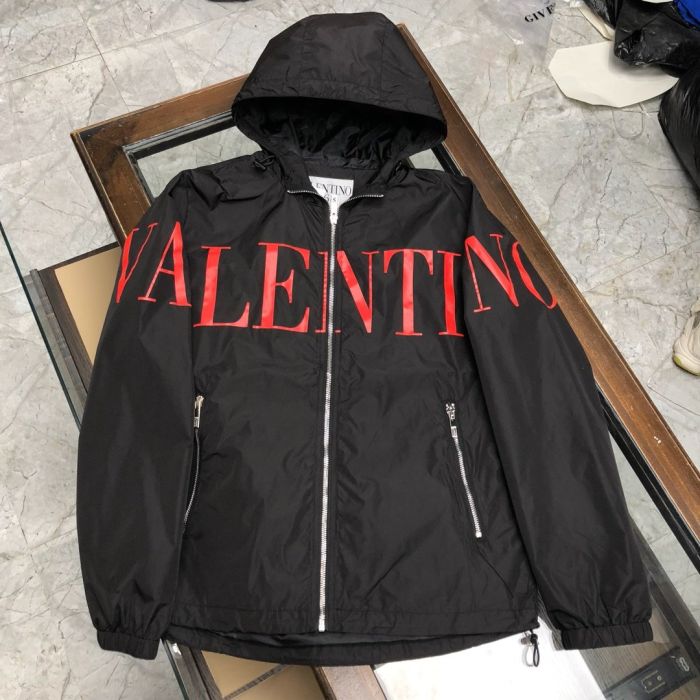 Valentino's latest blockbuster item in 2020, hooded waterproof jacket! Using imported fabrics, windproof and waterproof, the upper body is very cool and stylish! Very vertical, super three-dimensional, and excellent upper body effect! Understated luxury