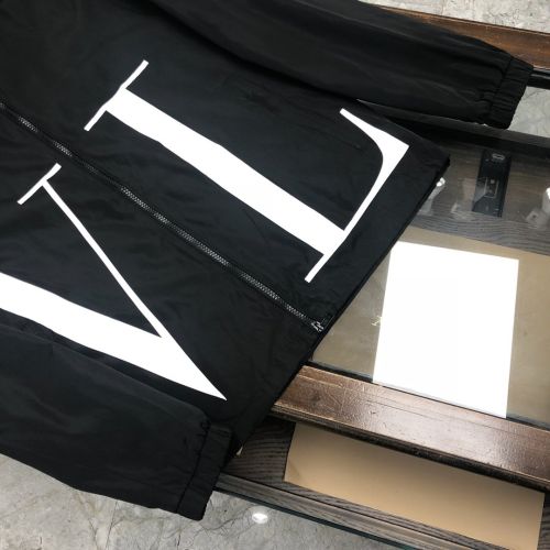MONCLER&VALENTINO MONCLER&VALENTINO, counters original spring jackets, windbreakers, light and comfortable 🌹High-level orders, high-standard customization 　 windproof, waterproof, fabric, upper body is very stylish 🍃popular letter design, trendy men’s heart! Customer-supplied hardware Each has a unique logo‼ Any fashion can be matched with 　 real top order version is also very good. Slim version 🏆 highly recommended. Size: M-XXXL.