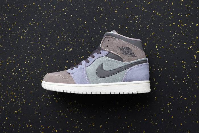 AJ 1 Mid Retro Classics Shoes 852542-203